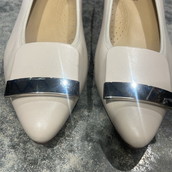 Vaneli- NWOT SZ 7 Nude Flats - Picture 4 of 7